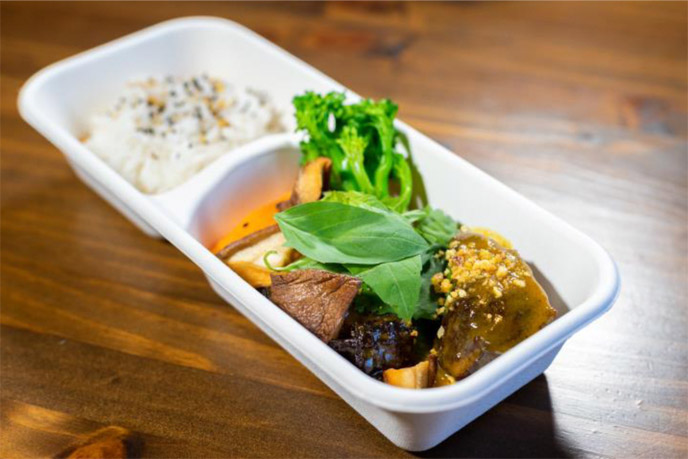 Carrillera ibérica con curry amarillo, verduritas al wok y arroz jazmín | Casa de Pías