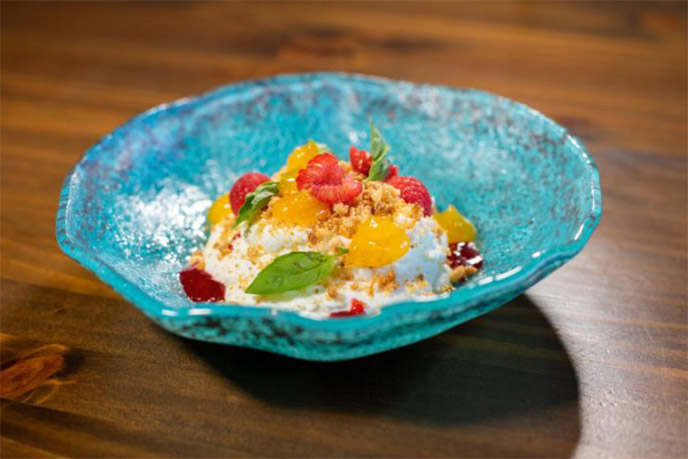 Mousse de requesón, coulis de mango y frambuesa y galleta de kikos Mr. Cor | Casa de Pías