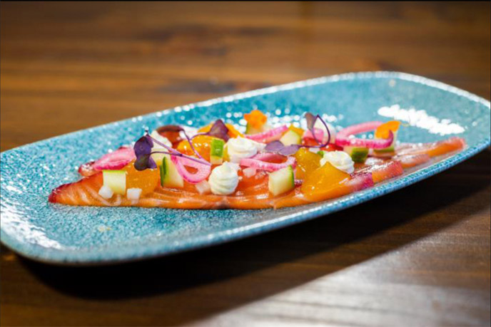 Sashimi de salmón marinado en remolacha, yogurt, maracuyá y brotes tiernos | Casa de Pías