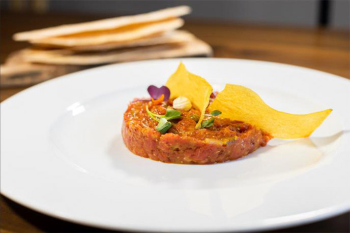 Steak tartar de solomillo de vaca madurada y pan sardo | Casa de Pías